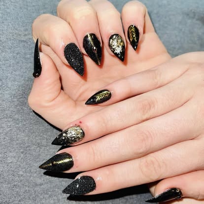 Glamorous polished nail set